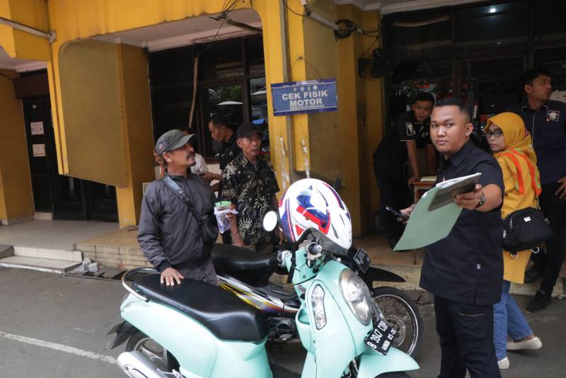 BAYAR PKB: Sejumlah pemilik kendaraan bermotor nampak mengikuti proses pembayaran pajak di Samsat. ISTIMEWA