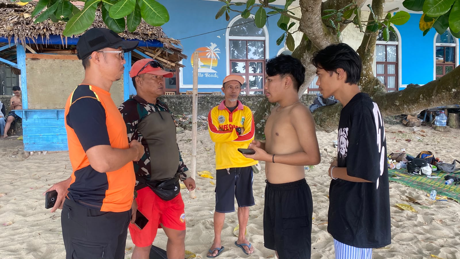 KOORDINASI. Tim SAR Gabungan sedang melakukan koordinasi dengan adik dan kerabat korban yang hilang saat berengan di wilayah Pantai Pasir Putih Lippo Carita, Kecamatan Carita, Kabupaten Pandeglang, Selasa (18/8), sekitar pukul 14.20 WIB. (ISTIMEWA)