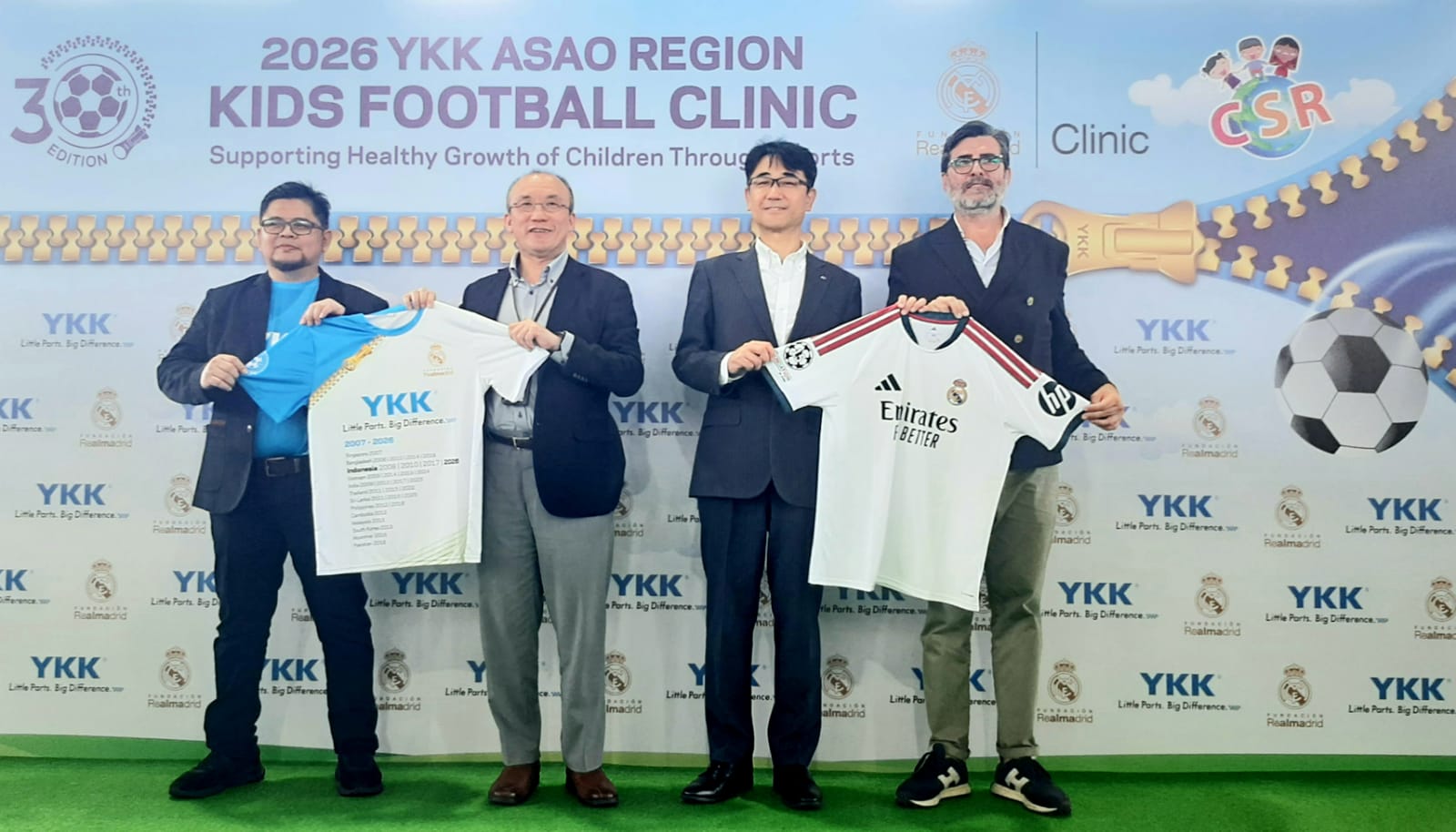 Presiden YKK Holding Asia bersama Perwakilan Real Madrid Foundation saat foto bersama. Foto; Irawan