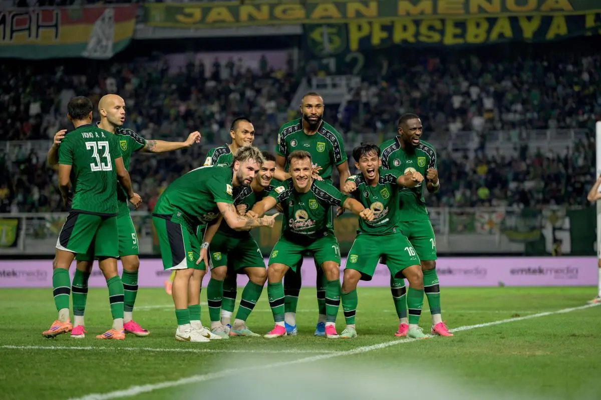 Selebrasi skuad Persebaya usai menang 1-0 dari Arema FC. Foto : Ist