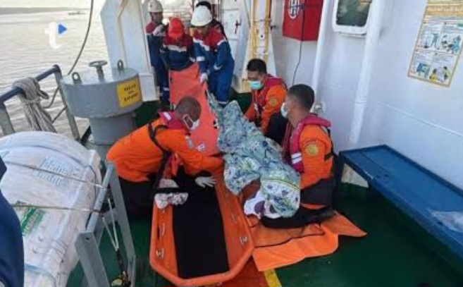 Tim SAR saat mengevakuasi korban kapal Virgo Transport 8. Foto : Ist