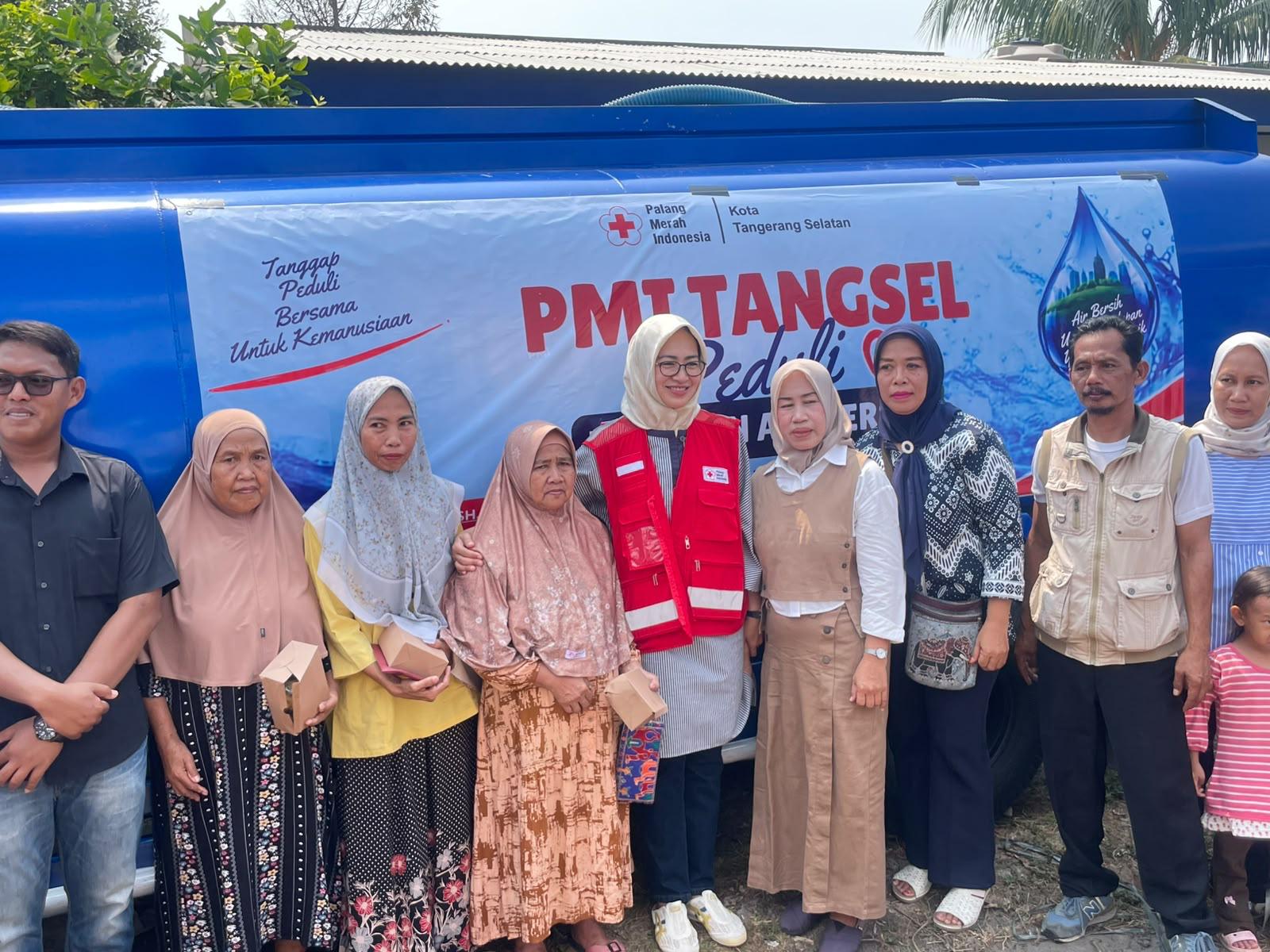 HUT PMI - Palang Merah Indonesia (PMI) Kota Tangsel menyalurkan 16.000 liter air bersih dan 100 galon air minum kepada warga terdampak kekeringan di Kelurahan Keranggan, Kecamatan Setu, Sabtu (19/9).