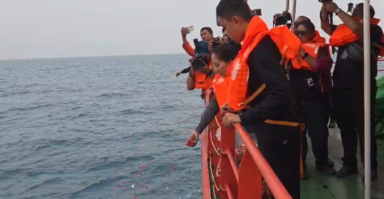Tabur bunga oleh keluarga wartawan yang ikut di KM Arupadatu I. Foto : Ist