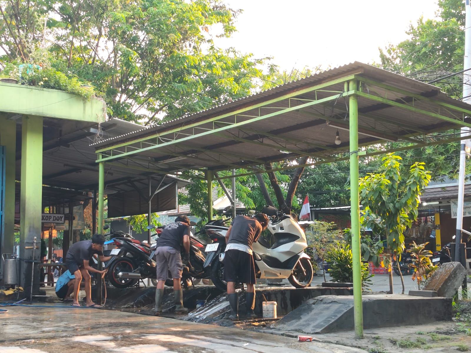 Salah satu tempat cucian motor yang ramai di daerah Depok. Foto : Dhimas UIN