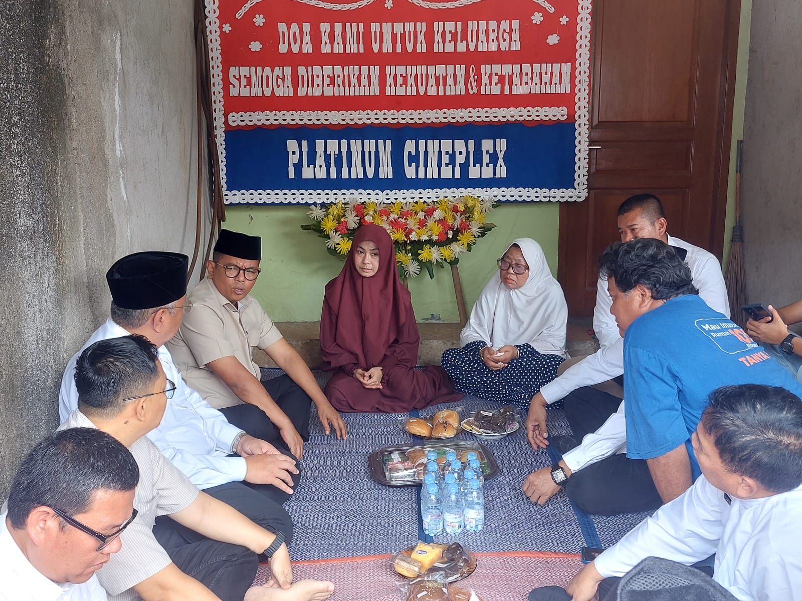PEWARTA HILANG. Gubernur Banten Andra Soni, bersama Wali Kota Tangsel Benyamin Davnie saat menyambangi kediaman Donal Husni, pewarta yang hilang di Selat Sunda