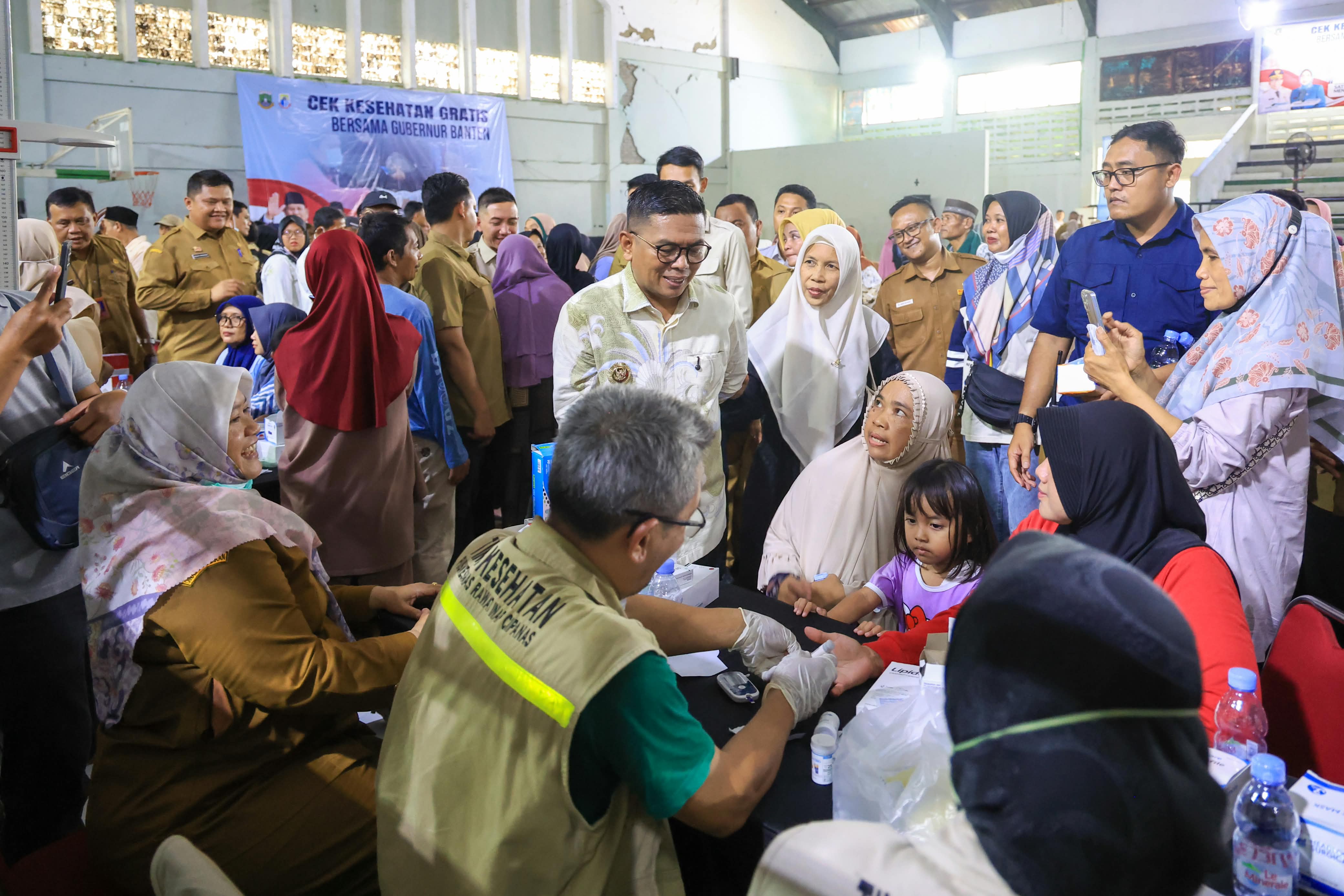 Gubernur Andra Soni saat meninjau pelaksanaan CKG di Gelanggang Generasi Muda Pasir Ona, Rangkasbitung, Kabupaten Lebak. Foto : Humas Pemprov