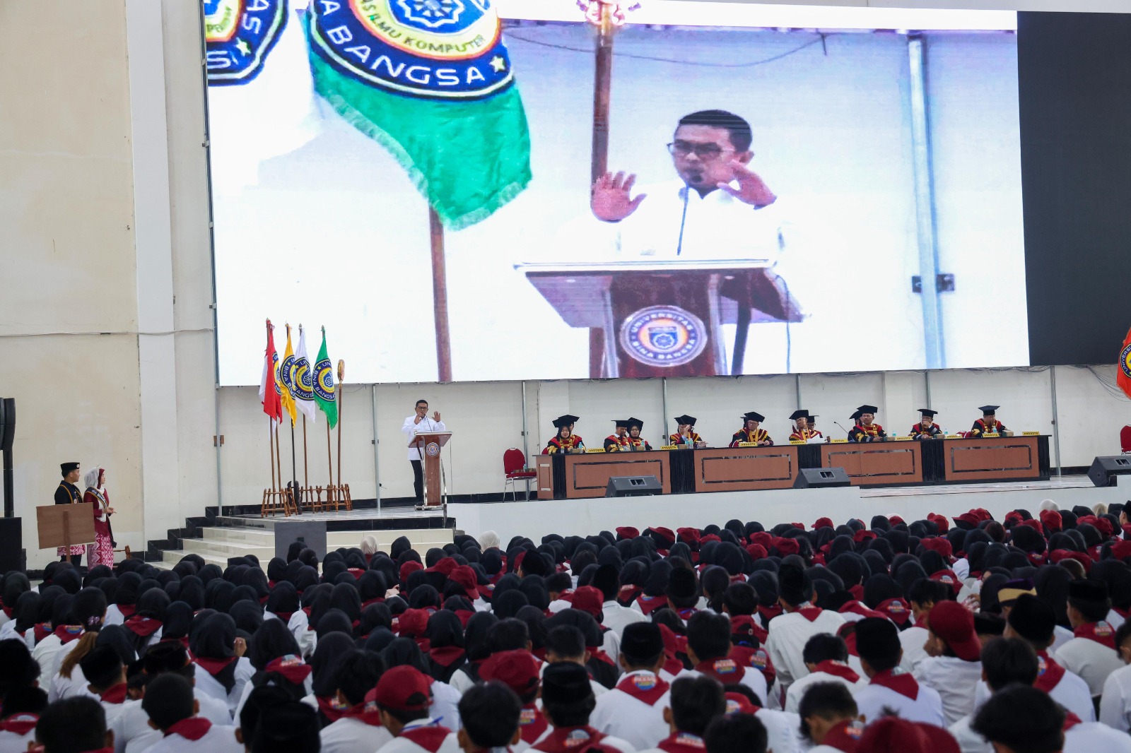 Gubernur Andra Soni saat membuka Perkenalan Kehidupan Kampus Mahasiswa Baru (PKKBM) di Uniba Convention Center (UCC), Cipocok Jaya, Kota Serang, Rabu (16/9/2026). Foto : Humas Pemprov