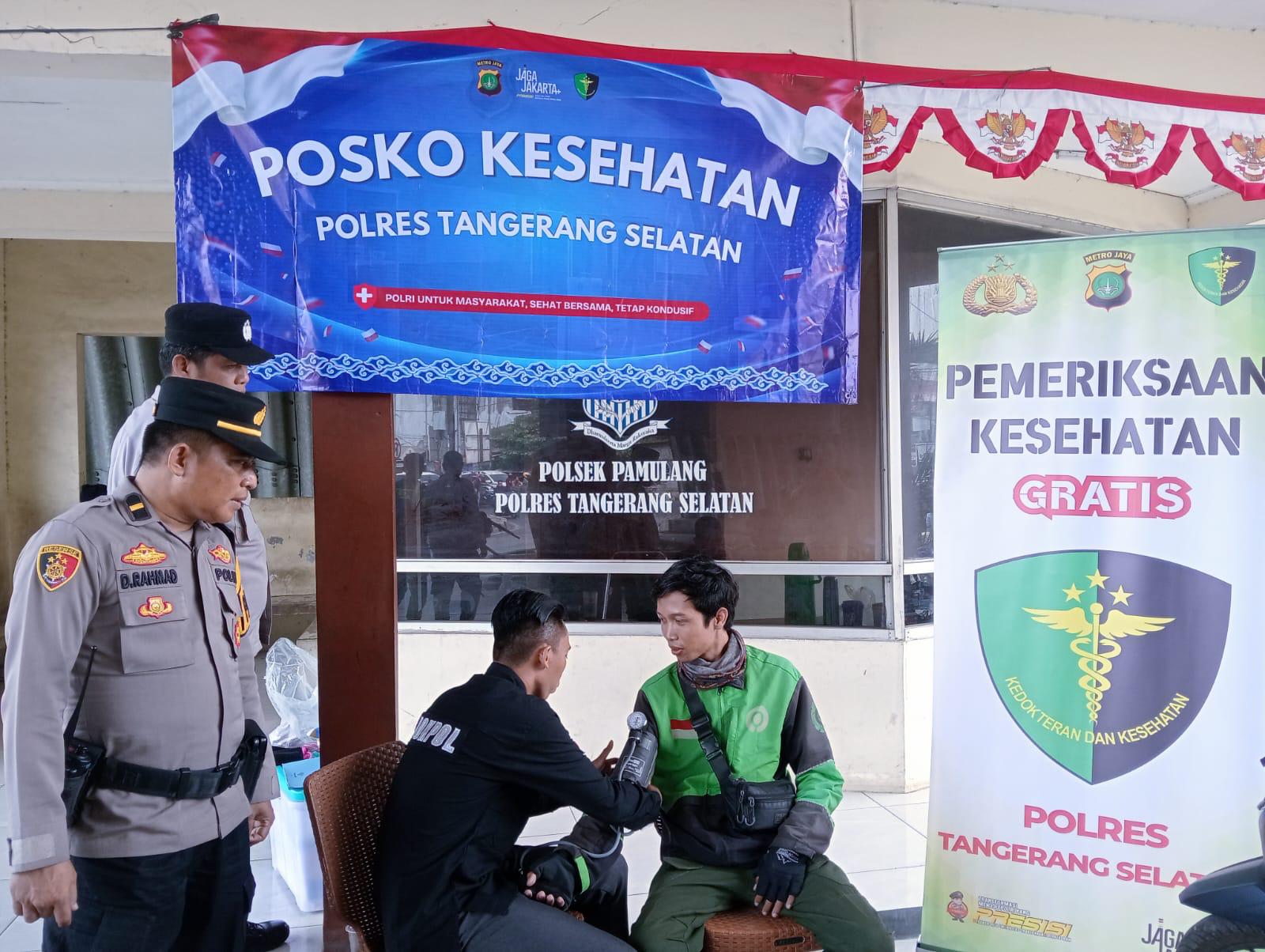 LAYANAN KESEHATAN - Polres Tangsel gelar cek kesehatan dan buka posko untuk mitigasi debu abu vulkanik.