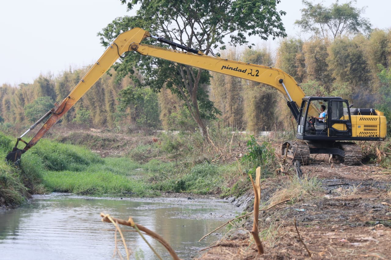 Pekerja tengah membersihkan aliran Kali Parung yang berlokasi di Kampung Susukan, Kelurahan Penancangan, Kecamatan Cipocok Jaya, Kota Serang, Selasa (15/9/2026).(Istimewa)