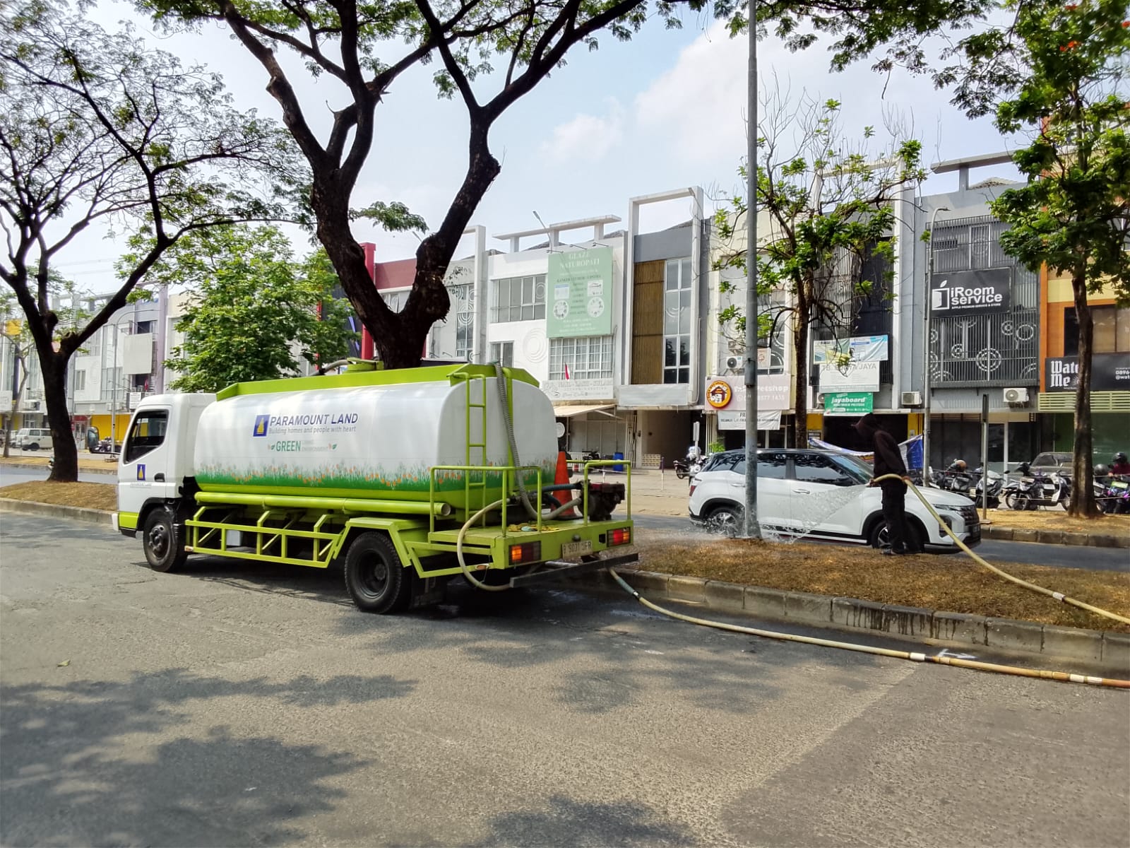 Penyiraman air di Jalan Raya Kelapa Dua, kawasan Arcadia, Gading Serpong, Kabupaten Tangerang, Selasa (15/9/2026). Foto : Gio MG