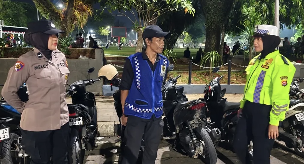 BERDIALOG. Para personel Polwan Polres Lebak, sedang menyapa dan berdialog soal kondisi Kamtibmas bersama salah seorang tukang parkir di Alun-alun Rangkasbitung, Sabtu (19/9) malam. (DOK. HUMAS POLRES LEBAK)