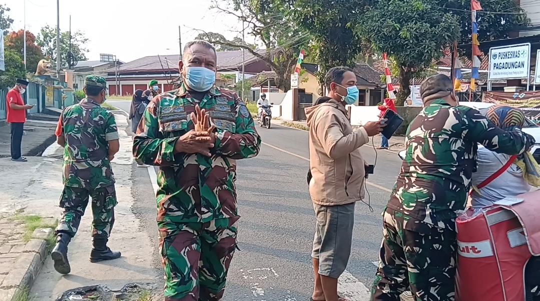 Koramil 0102/Cadasari bersama Puskesmas Pagadungan, membagikan seribu masker kepada pengguna jalan raya di Jalan Raya Lintas Timur AMD, Kecamatan Karangtanjung, Kabupaten Pandeglang, Minggu (6/9/2026) sore.(Istimewa)