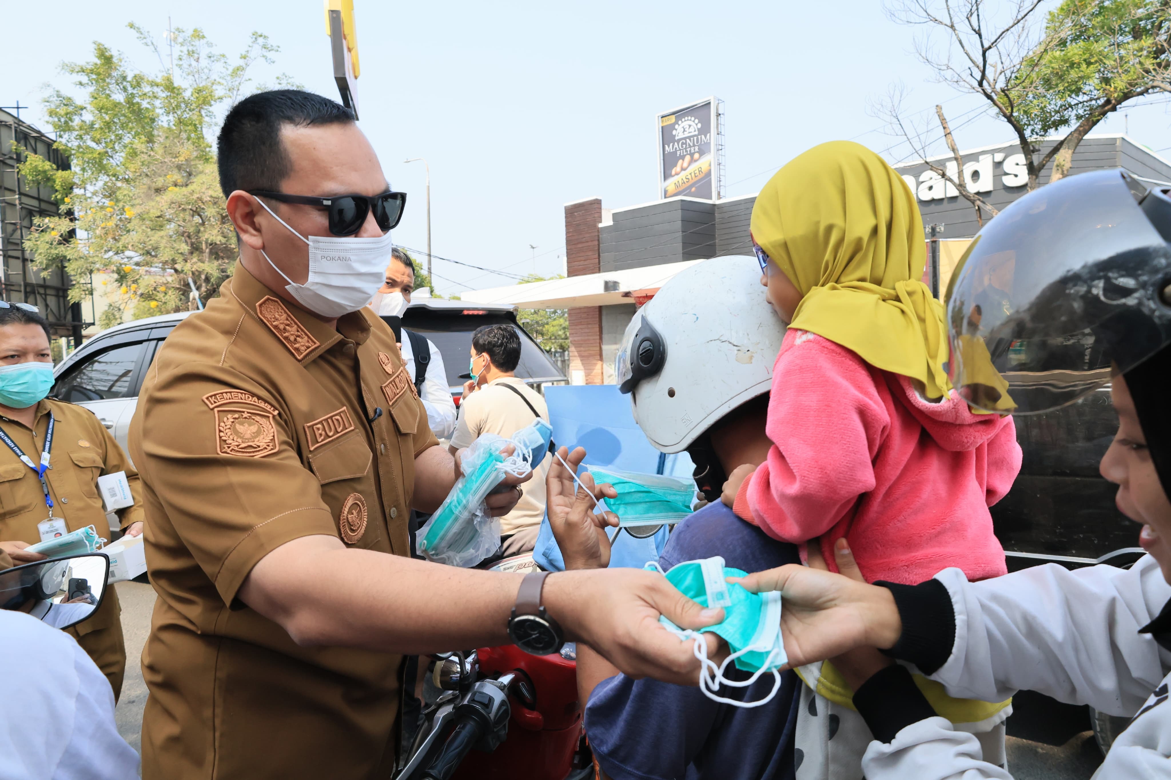 Wali Kota Serang, Budi Rustandi membagikan ratusan masker kepada pengendara yang melintas di perempatan Ciceri, Senin (7/9/2026) pagi.(Istimewa)