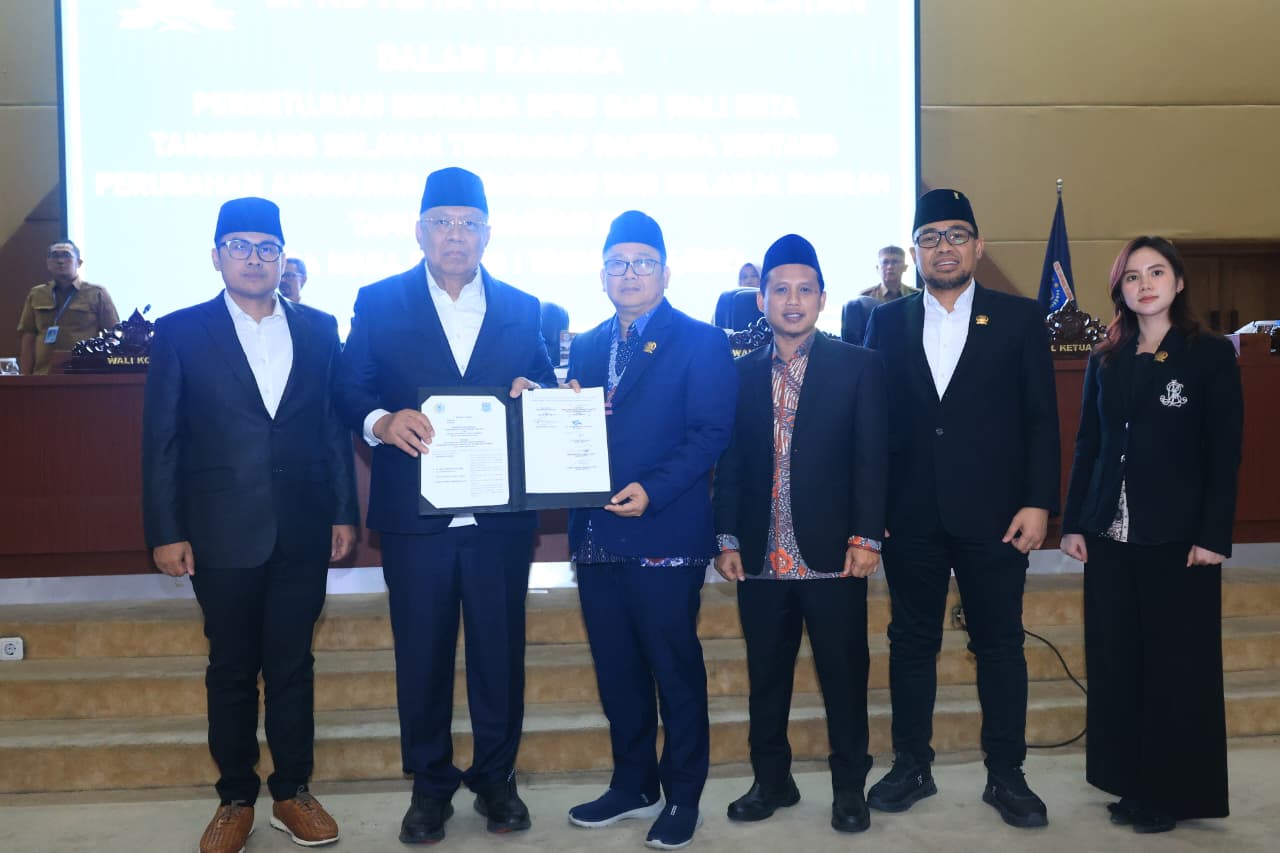 PARIPURNA - DPRD Kota Tangsel bersama Wali Kota Tangsel setujui bersama APBD Perubahan 2026