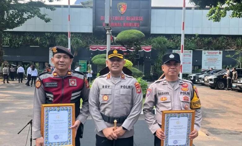 PENGHAEGAAN - Dua personel Polres Tangsel dapat penghargaan dari Kapolda Metro Jaya.