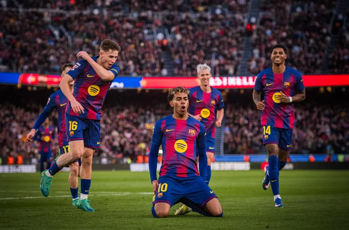 Selebrasi bintang Barca Lamine Yamal usai sarangkan 2 gol ke gawang Mestalla. Foto ; Ist