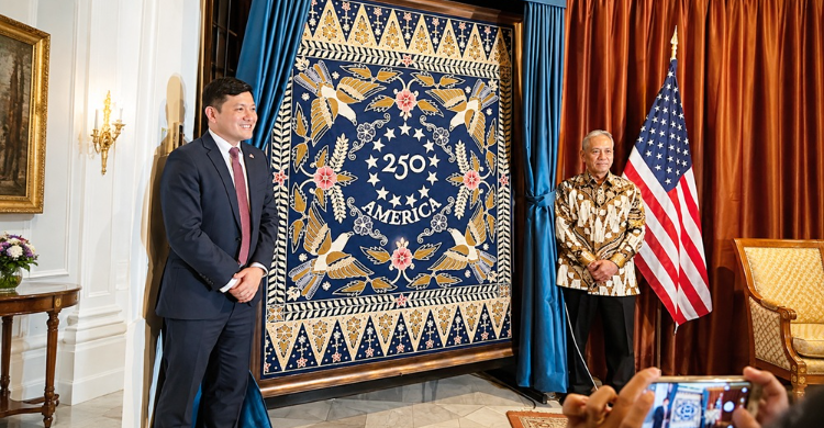 Dubes AS untuk ASEAN Kevin Kim (kiri) meresmikan lukisan kain batik bertema “250 America” karya pembatik asal Pekalongan Mugi Raharjo (kanan) di kediaman Dubes AS untuk ASEAN, Jakarta. Foto : Ist