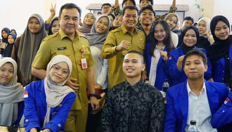 Bupati Tangerang Maesyal Rasyid dan penerima Beasiswa Tangerang Gemilang dari Pemerintah Kabupaten Tangerang. Foto : Humas Kab. Tangerang