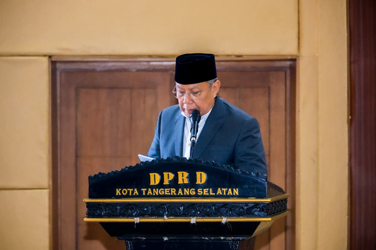 JAWAB PANDUM FRAKSI - Wali Kota Tangsel Benyamin Davnie saat menyampaikan pandangan jawaban pandangan umum fraksi.