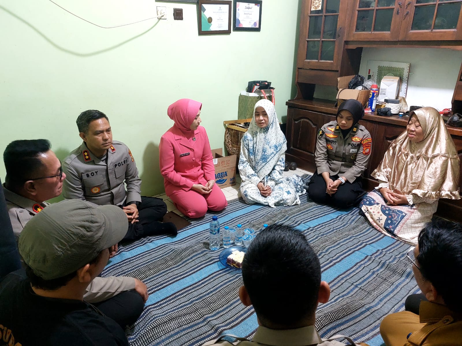 DOA JURNALIS. Kapolres Tangsel, AKBP Boy Jumalolo bersama istri, dan jajaran Kepolisian saat menyambangi kediaman Donal Husni, salah satu pewarta yang hilang di Selat Sunda.