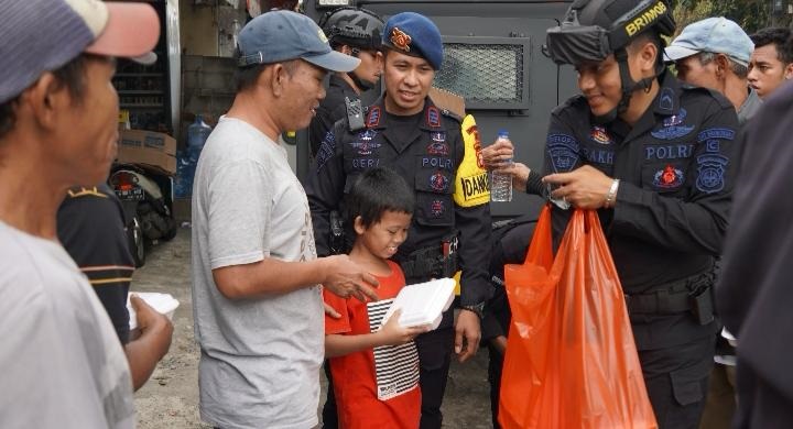 Brimob Polda Metro Jaya berbagi di Kota Tangsel.