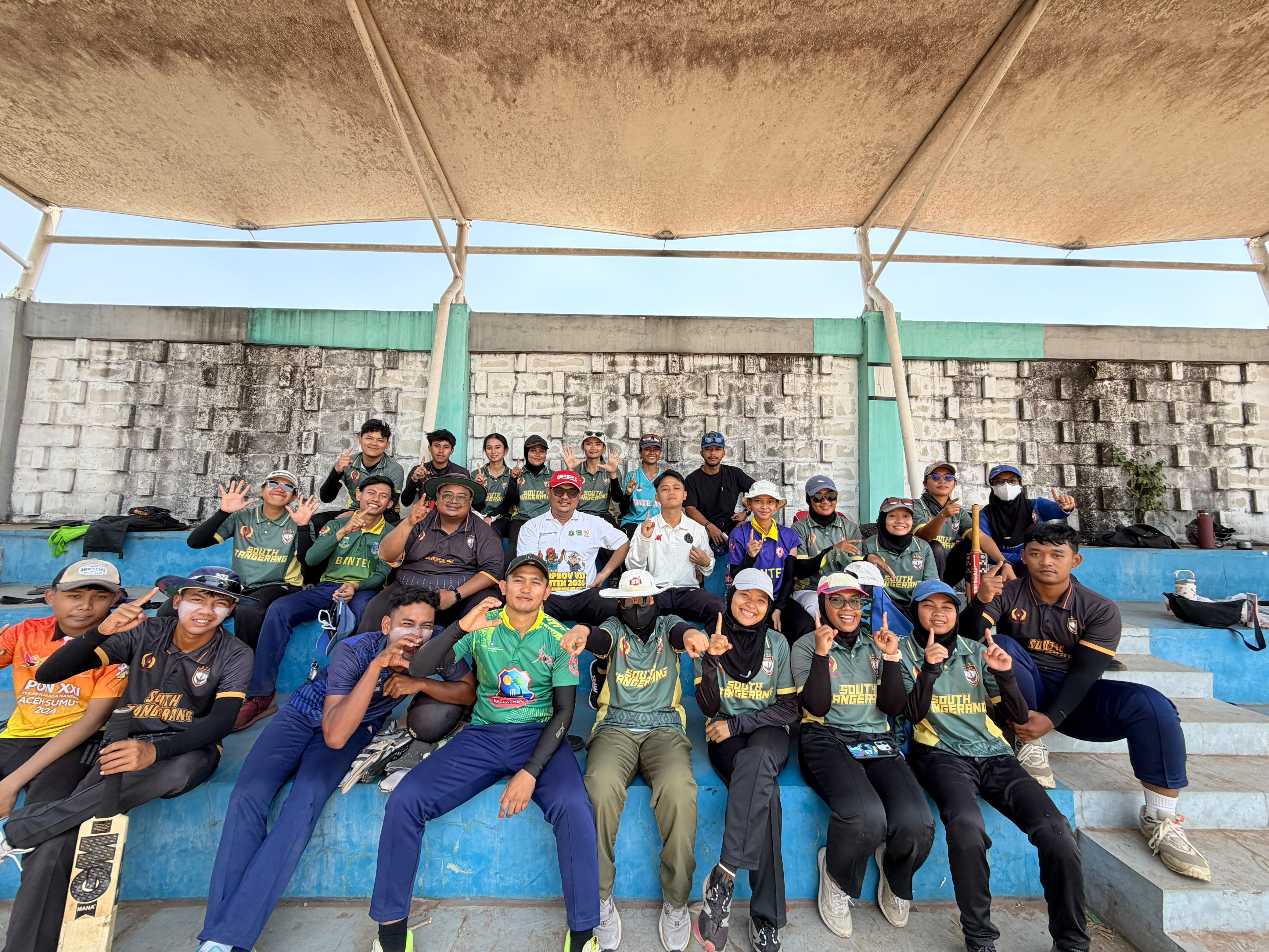 Ketua KONI Tangsel Mahludin (topi merah) mengunjungi latihan cricket. Foto : Ist
