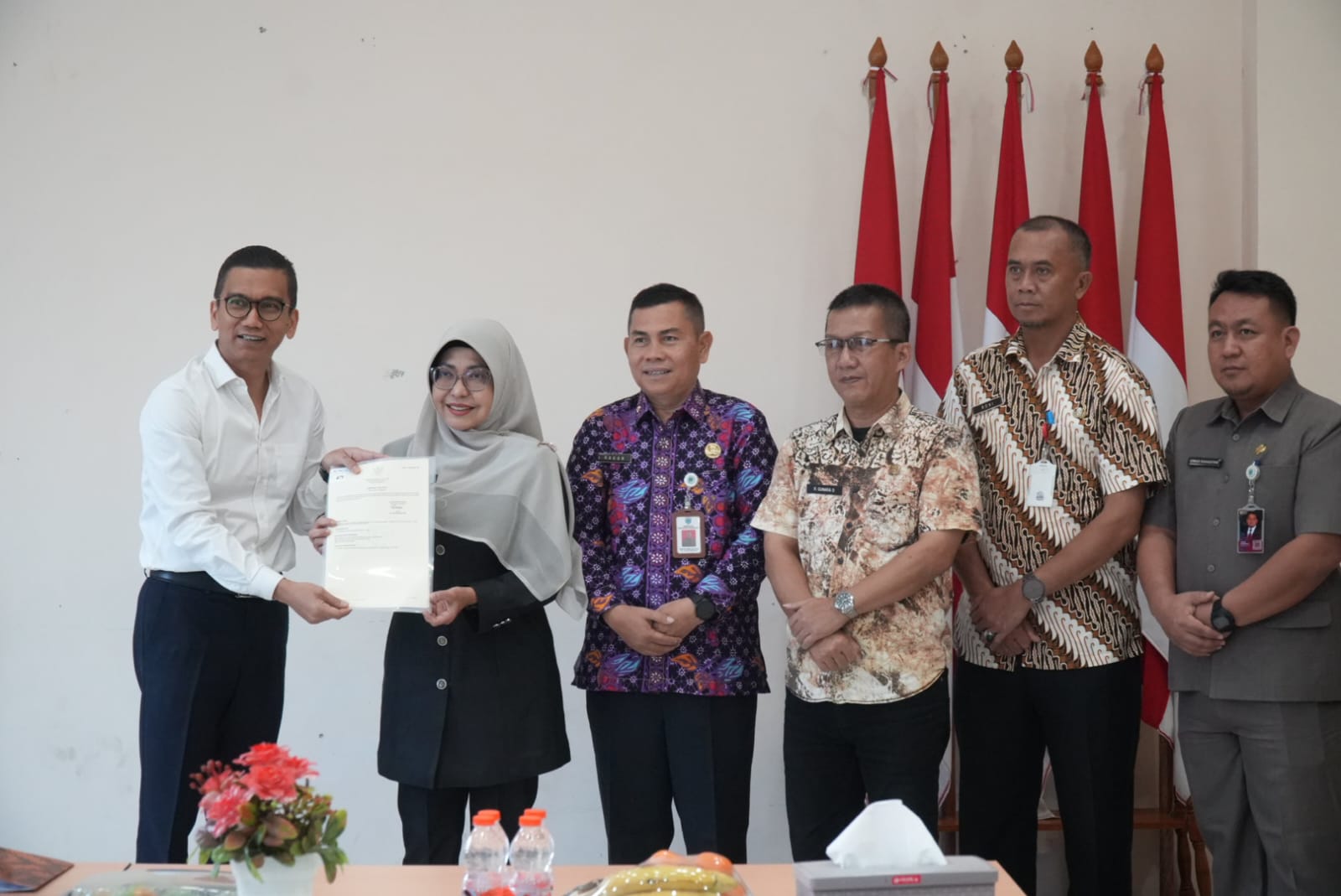 SERAHKAN HIBAH TANAH. Secara simbolis, Bupati Pandeglang Raden Dewi Setiani, sedang menyerahkan hibah sertifikat lahan kepada pihak Bulog yang berlangsung, di Kantor Pertanahan Kabupaten Pandeglang, Kamis (3/9). (DOK. PROKOPIM SETDA PANDEGLANG)