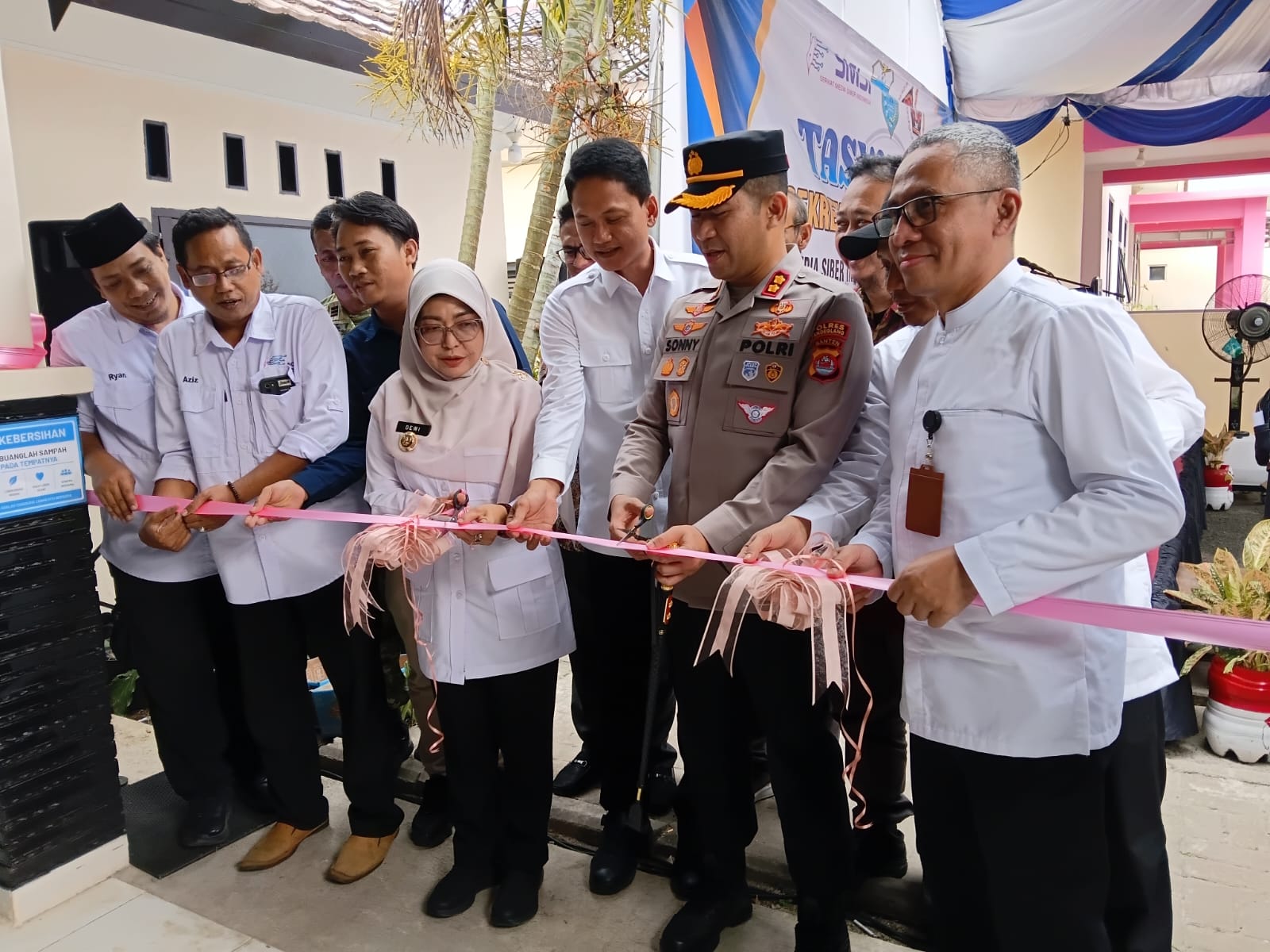 GUNTING PITA. Bupati Dewi didampingi Wakil Bupati Iing, Kapolres AKBP Sonny, Sekda Asep, dan jajaran lainnya, disaksikan pengurus PWI-SMSI Pandeglang, secara simbolis menggunting pita peresmian Gedung Sekber PWI-SMSI Pandeglang, Jumat (26/9). (DOK. PWI-SMSI PANDEGLANG)