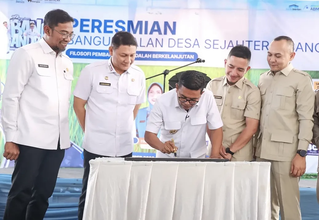 PERESMIAN. Gubernur Banten Andra Soni didampingi jajaran, dan disaksikan Bupati Lebak Hasbi, sedang menandatangani prasasti peresmian hasil pembangunan melalui program Bang Andra, di Desa Sukaraja, Kecamatan Malingping, Kabupaten Lebak, Rabu (30/9). (ISTIMEWA)