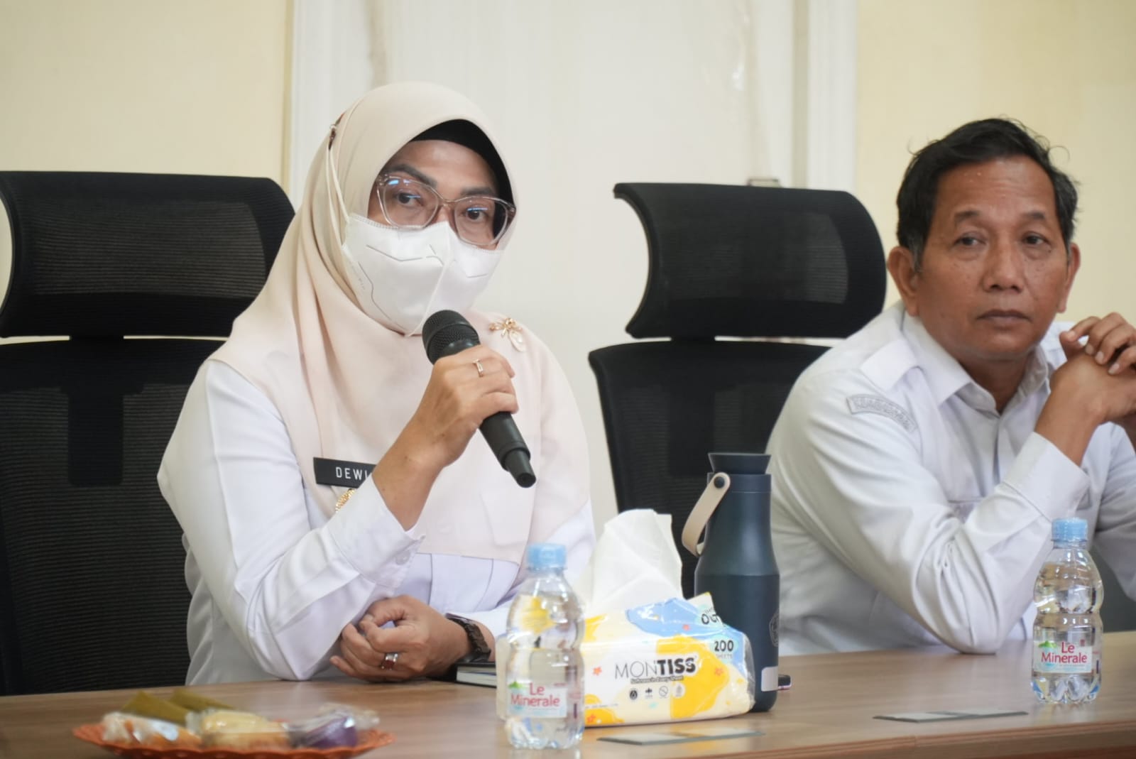 RAPAT. Bupati Pandeglang Raden Dewi Setiani, didampingi jajarannya, sedang memimpin rapat bersama sejumlah stakeholder terkait, membahas perkembangan aktivitas dan erupsi GAK, di ruang Pusdalops Badan BPBDPK Pandeglang, Rabu (9/9). (DOK. PROKOPIM SETDA PANDEGLANG)