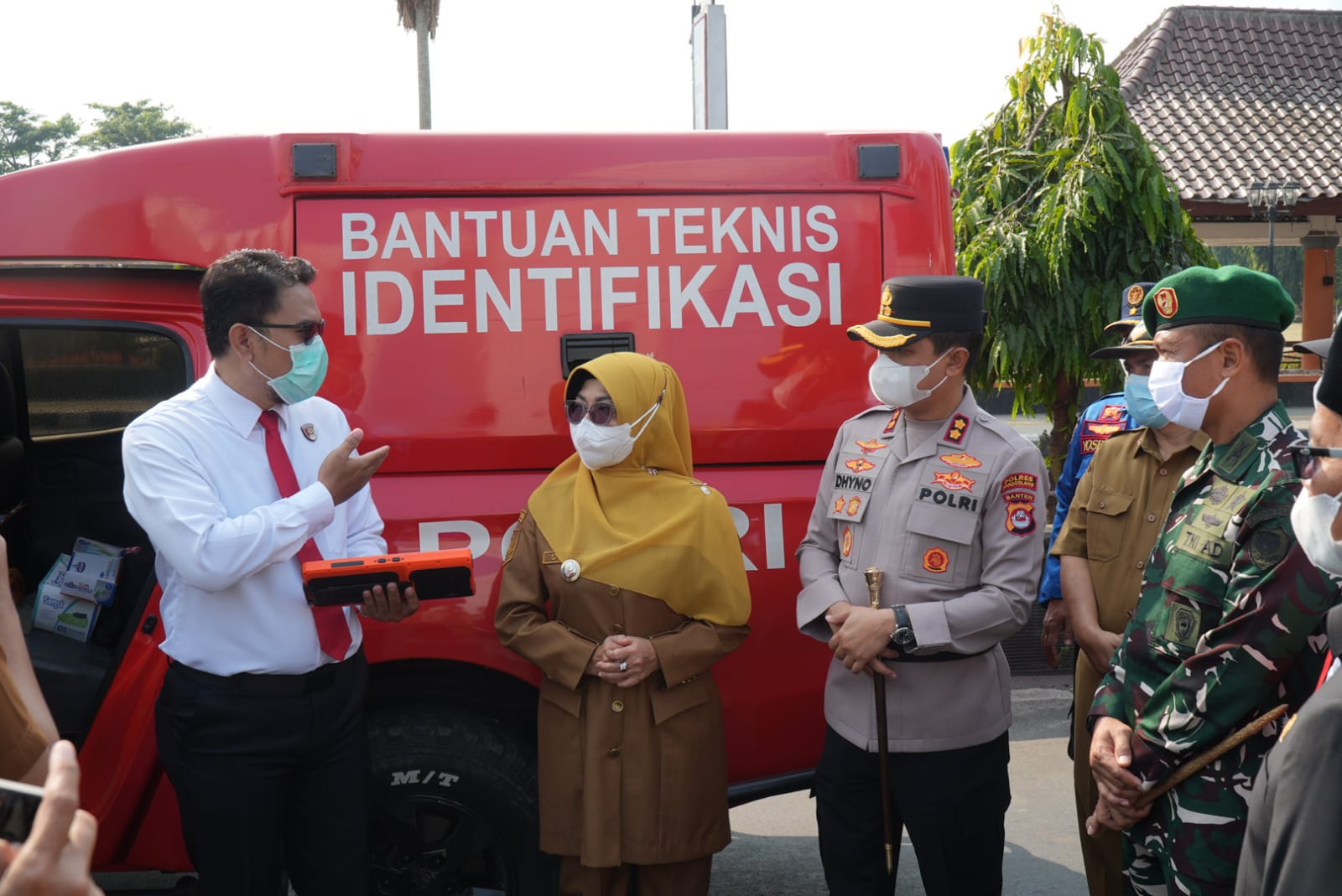 CEK KESIAPAN SARANA. Bupati Dewi, bareng Kapolres, Dandim 0601 Pandeglang dan jajaran lainnya, sedang memeriksa kesiapan anggota dan sarana penunjang kesiapsiagaan hadapi perkembangan erupsi Gunung Anak Krakatau, di Alun-alun Pandeglang, Senin (7/9). (DOK. PROKOPIM SETDA PANDEGLANG)