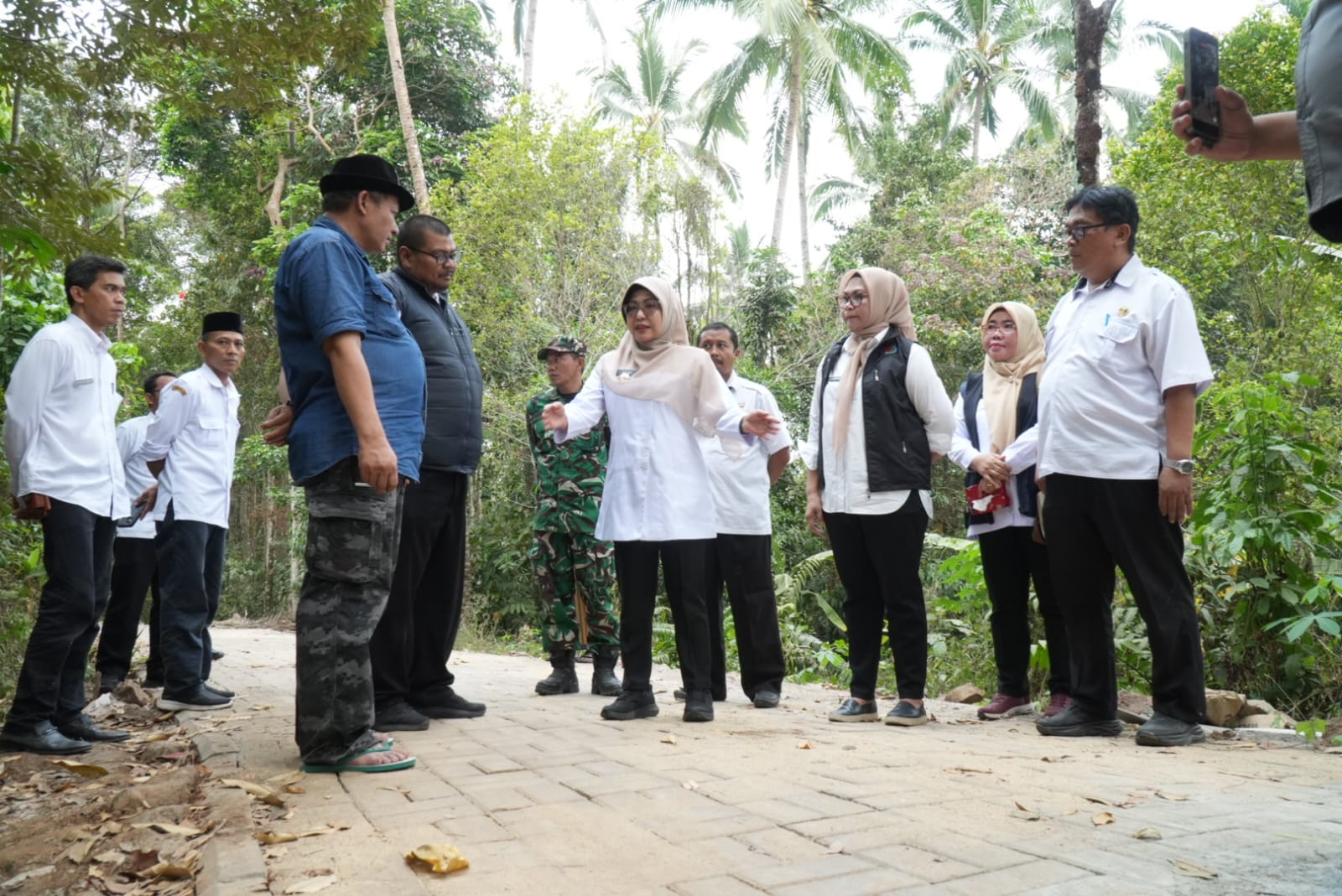 TINJAU PEMBANGUNAN. Bupati Pandeglang Raden Dewi Setiani, didampingi jajarannya bareng Anggota DPRD Pandeglang, meninjau langsung hasil pembangunan ruas jalan yang menghubungkan Desa Banyumundu dan Desa Saninten, Kecamatan Kaduhejo, Kabupaten Pandeglang, Rabu (16/9). (DOK. PROKOPIM SETDA PANDEGLANG)