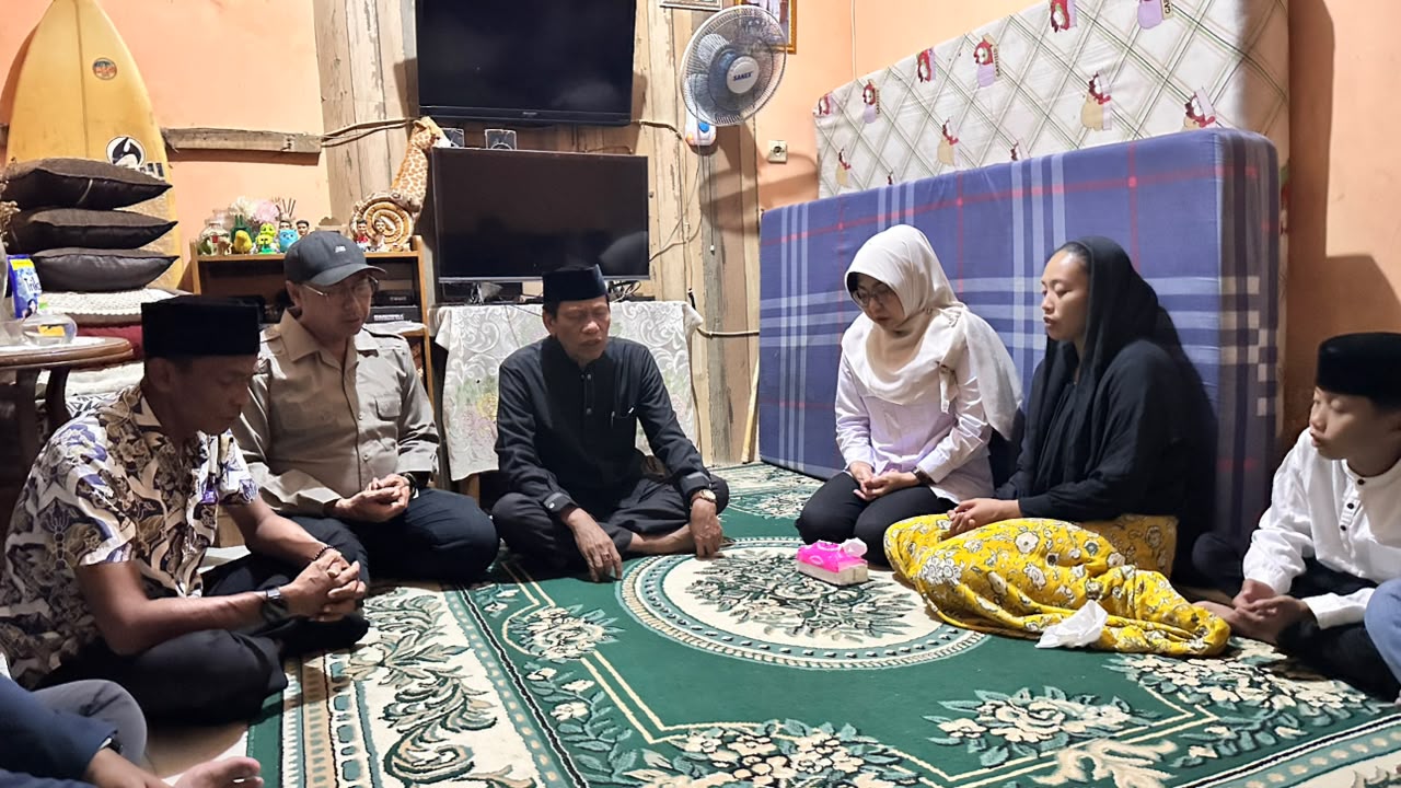 Bupati Dewi mengunjungi keluarga Elvi di Desa Sukarame, Kecamatan Carita, serta keluarga Janah di Kampung Kadaleman RT 08 RW 03, Desa Carita, Kecamatan Carita, Kabupaten Pandeglang, Minggu (13/9/2026).(Istimewa)