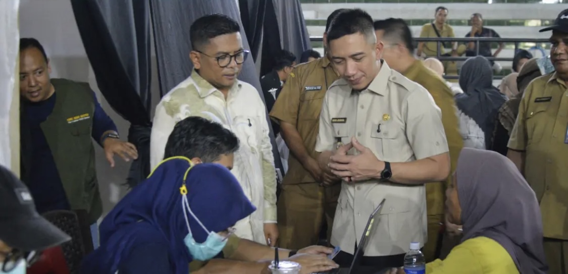TINJAU CKG. Bupati Lebak Moch. Hasbi Asidiki Jayabaya sedang mendampingi Gubernur Banten Andra Soni, melakukan peninjauan pelaksanaan CKG, di GOR Ona Rangkasbitung, Kabupaten Lebak, Senin (21/9). (DOK. PROKOPIM SETDA LEBAK)