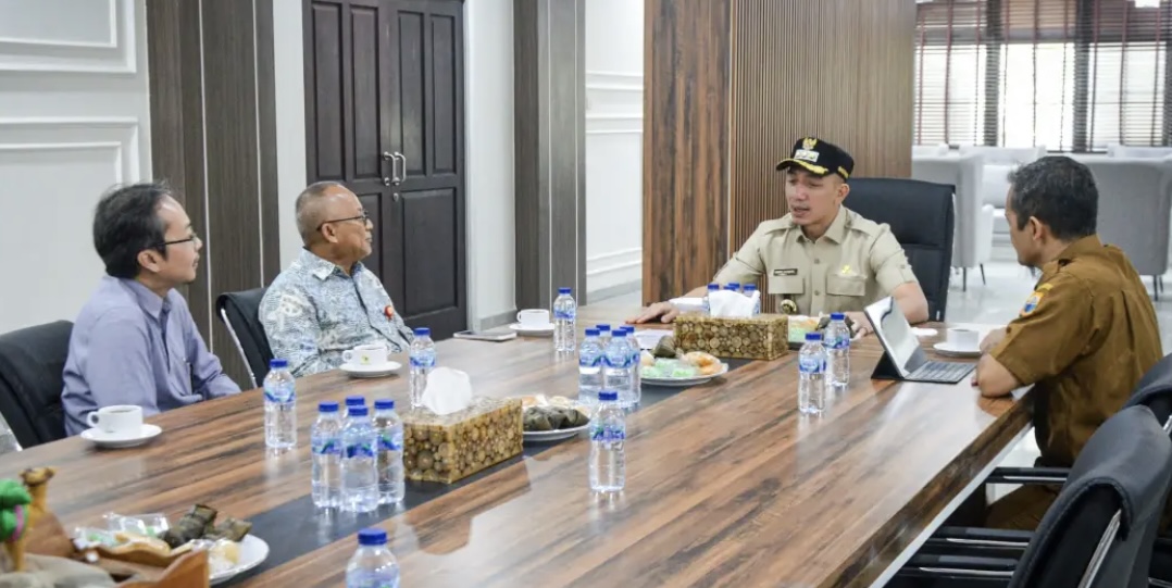RAPAT KOORDINASI. Bupati Lebak, Moch. Hasbi Asyidiki Jayabaya, sedang melakukan rapat koordinasi dengan pihak OJK Provinsi Banten, di Ruang Kerja Bupati Lebak, Senin (7/9). (DOK. PROKOPIM SETDA LEBAK)