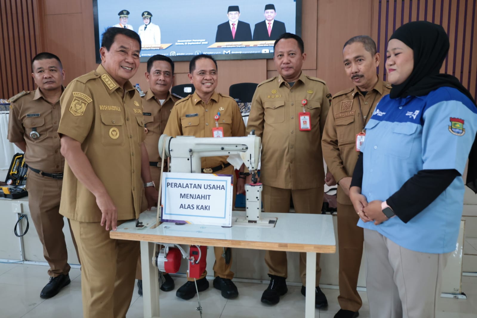 Bupati Tangerang Maesyal Rasyid menyerahkan bantuan Program Wirausaha Baru (WUB) kepada 48 pelaku usaha. Foto : Humas Pembah. Tangerang