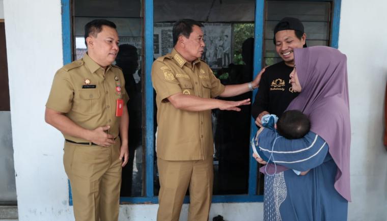 Bupati Tangerang Moch. Maesyal Rasyid mengunjungi bayi berusia 10 bulan, M. Rasyid Arrumi, di Desa Pasir Gadung, Kecamatan Cikupa, Selasa (22/9/2026). Foto : Humas Kab. Tangerang