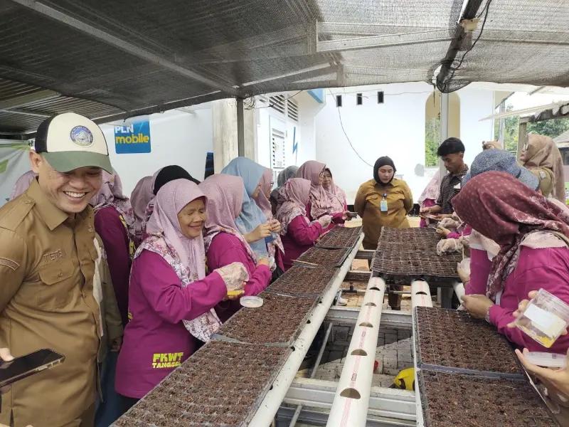 JAGA KETAHANAN PANGAN -Forum Kelompok Wanita Tani (FKWT) Kecamatan Setu turut ambil bagian dalam Gerakan Tanam Serentak yang dilaksanakan di Kecamatan Setu.