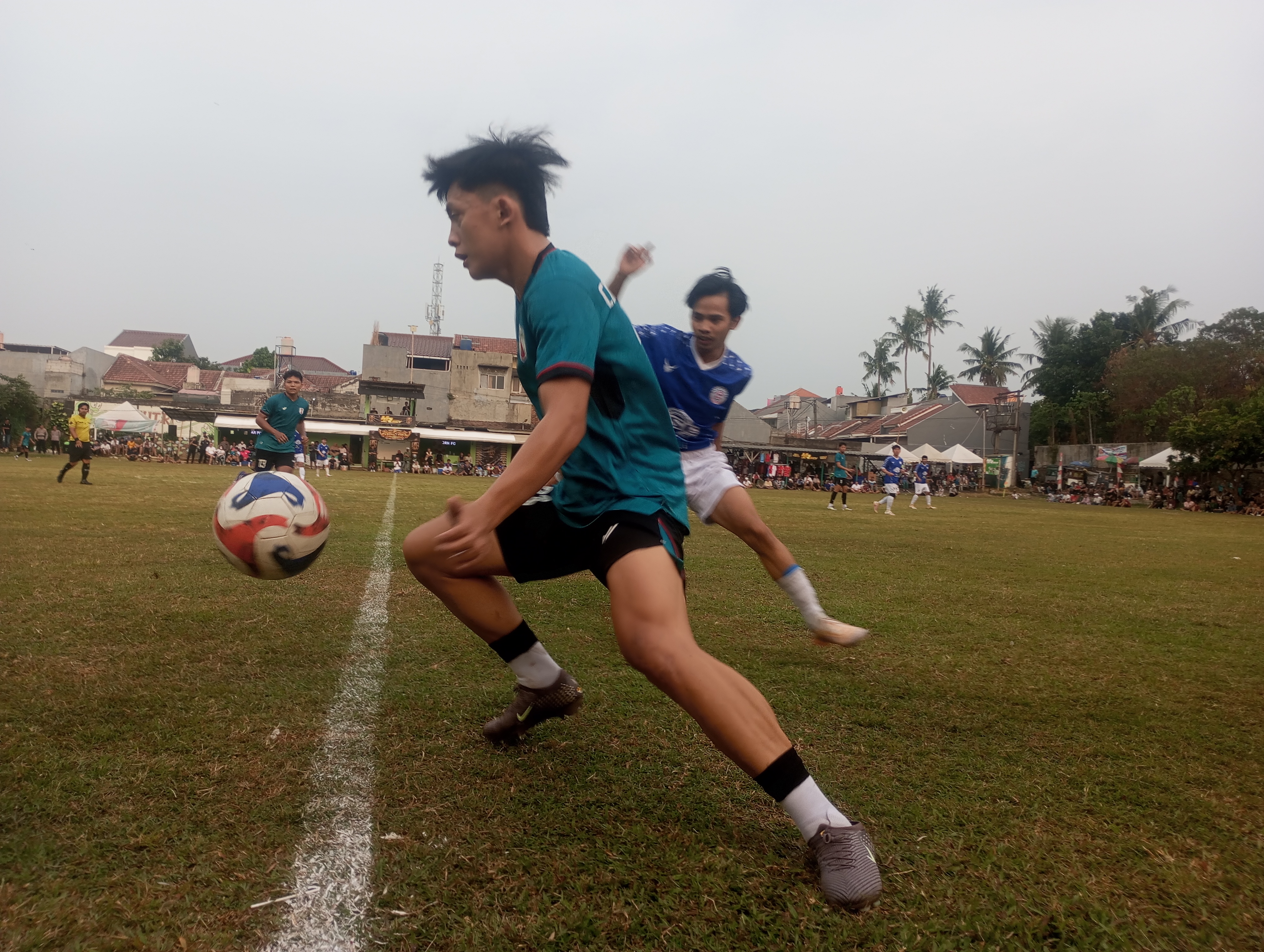 Penyerang Cie Allstar FC, Fahril mencoba mengontrol bola pada laga lawan Haka Reborn, Rabu (30/09/2026) sore.(red/tangselpos.id).