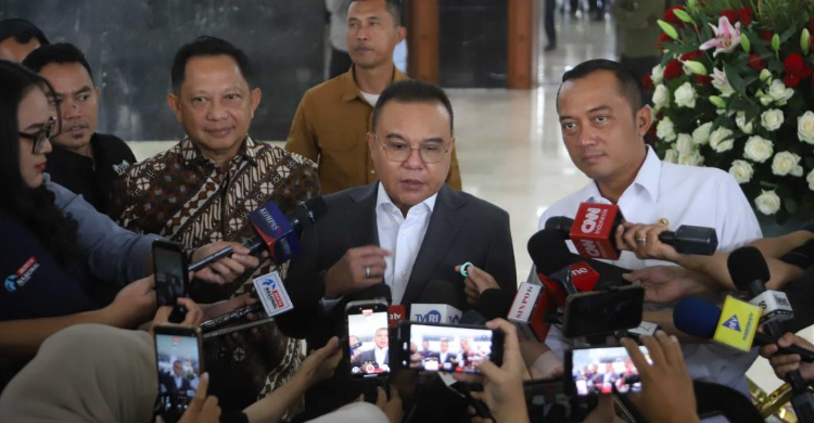 Ketua Harian Partai Gerindra Sufmi Dasco Ahmad (tengah) saat konferensi pers. Foto : Ist