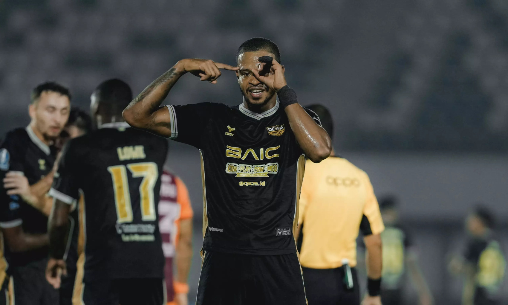 Selebrasi skuad Dewa United usai menang di kandang Borneo FC 3-1. Foto : Ist