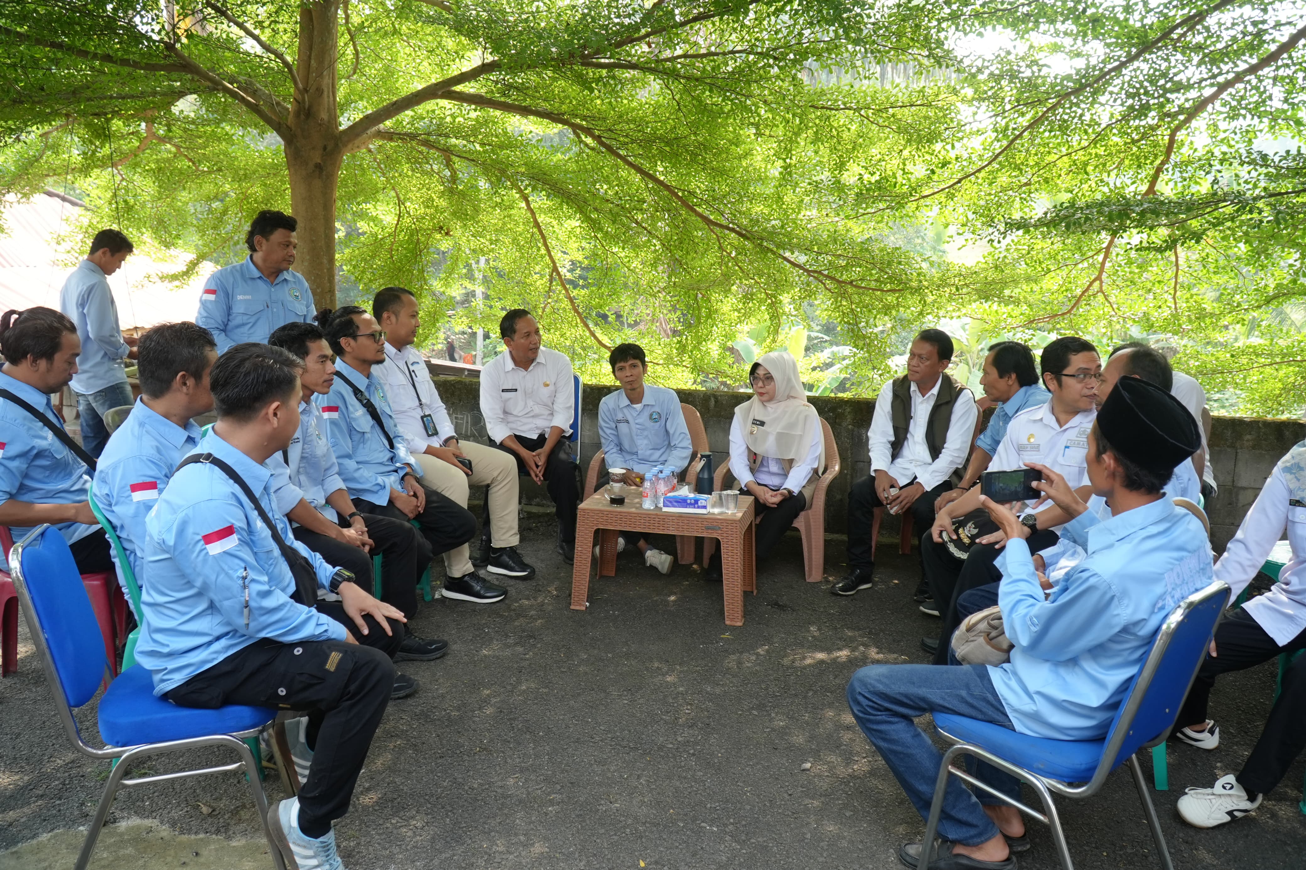 DIALOG. Bupati Pandeglang Raden Dewi Setiani, sedang berdialog dengan jajaran Porwan Pandeglang, sebelum acara Tasyakuran HUT ke-5 Porwan Pandeglang dimulai, di di Saung Karuhun, Kecamatan Banjar, Kabupaten Pandeglang, Rabu (30/9). (PROKOPIM SETDA PANDEGLANG)