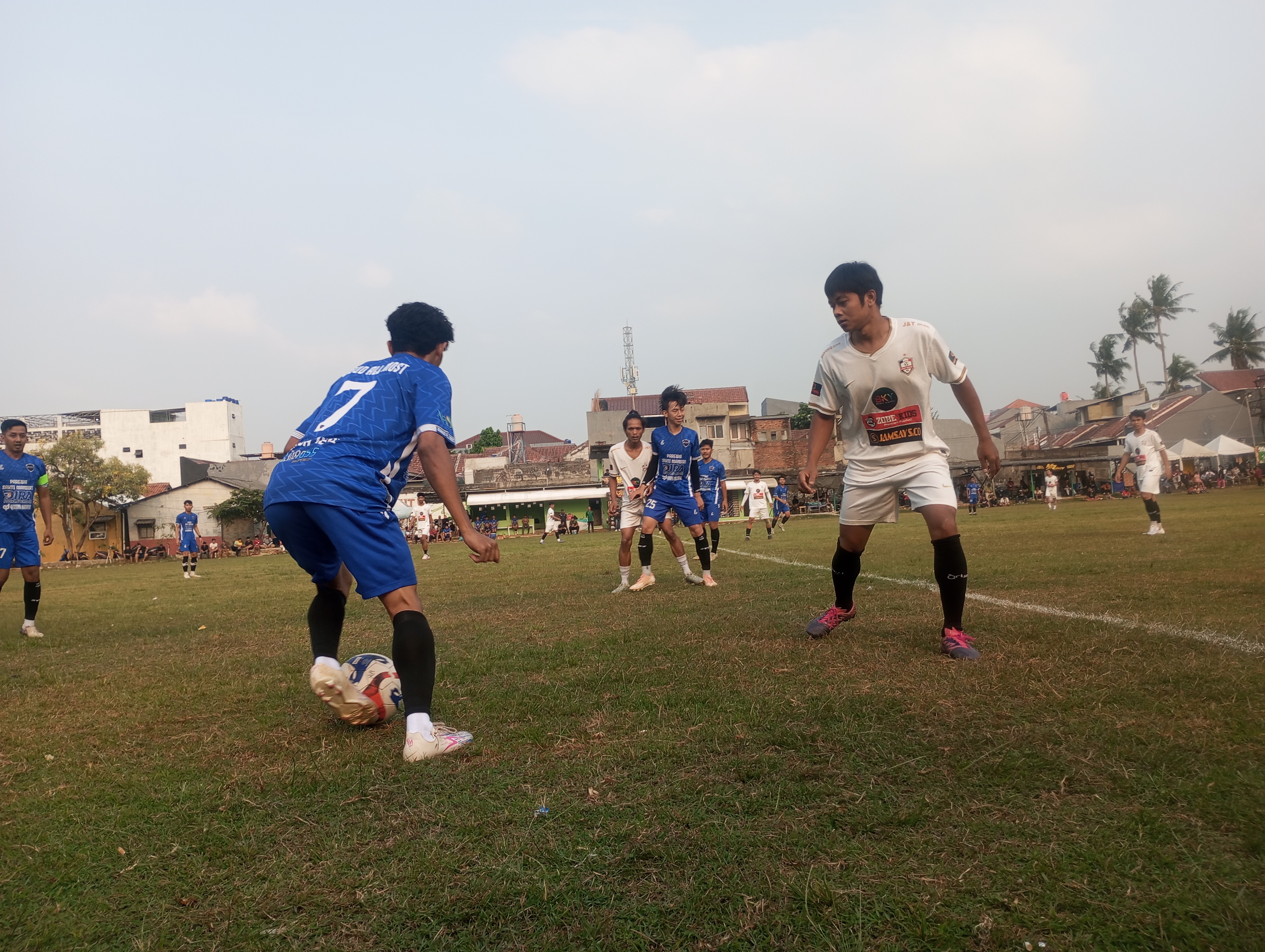Pemain Dikbud FC berusaha melewati pemain PKP Kreo pada pertandingan Kamis (24/09/2026) sore.(tangselpos.id).