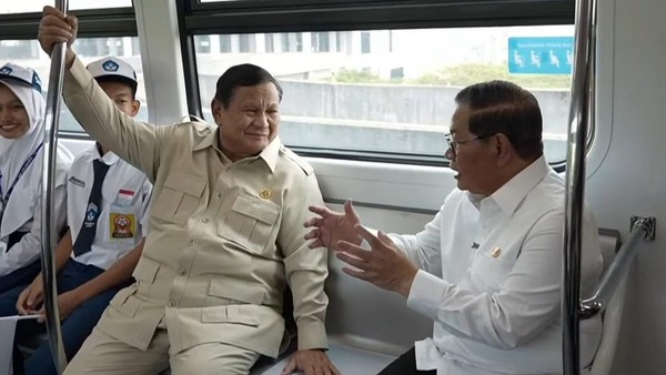 Presiden Prabowo dan Gubernur Pramono saat peresmian LRT . Foto : Ist