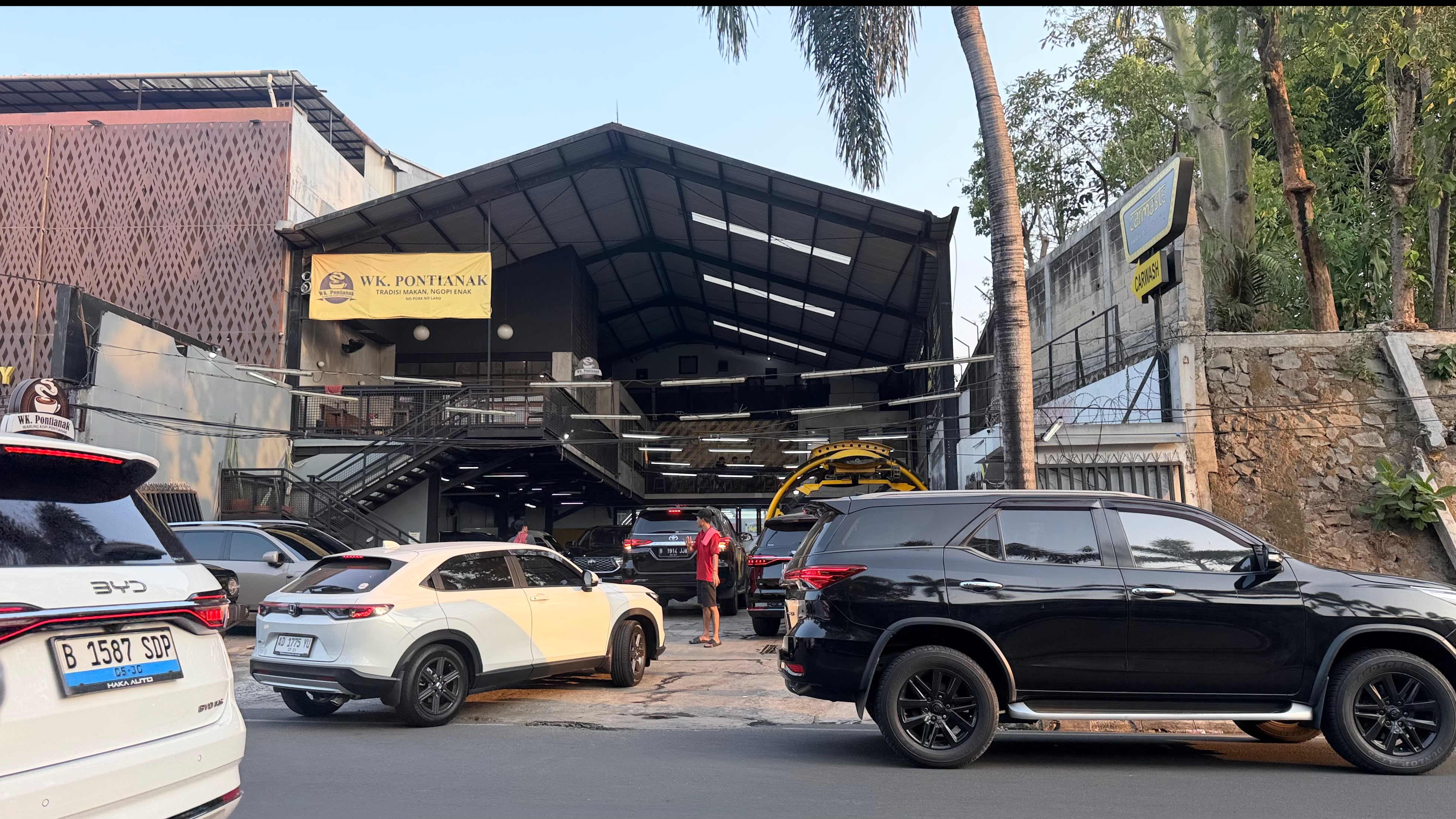 Suasana cucian mobil di CarMaste Bintaro. Foto : Karen Putri
