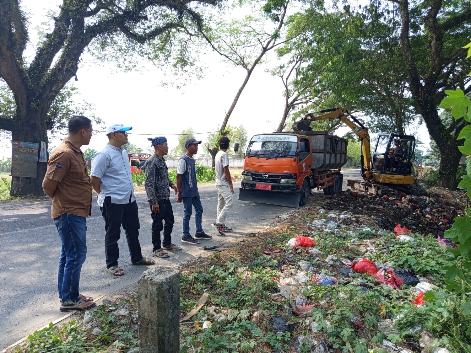 Perusahaan swasta bersama Dinas Lingkungan Hidup (DLH) Kabupaten Lebak,  melakukan pembersihan tumpukan sampah di sejumlah titik di sepanjang Jalan Rangkasbitung-Cikande, Kabupaten Lebak, Jumat (4/9/2026).(Istimewa)