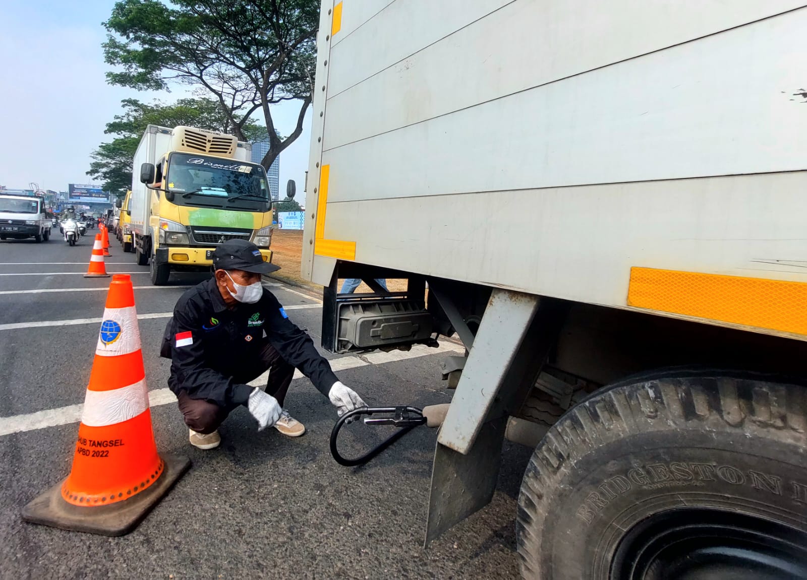 Caption : Petugas saat melakukan pengujian dalam kegiatan Uji Emisi Gratis di Jalan Pahlawan Seribu, Serpong, Selasa (1/9). Foto : Rahman/TP