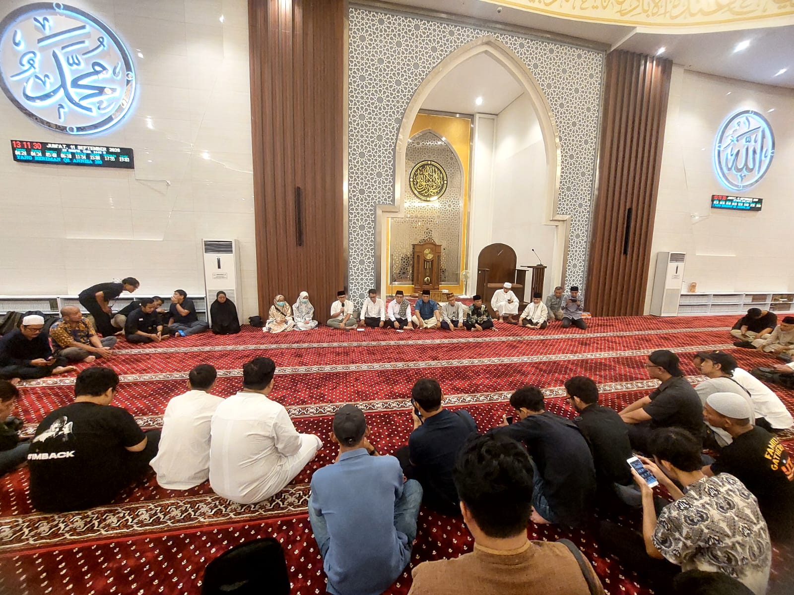 DOA JURNALIS. Wakil Wali Kota Tangsel Pilar Saga Ichsan, bersama perwakilan keluarga Donal Husni, dan sejumlah jurnalis se-Tangerang Raya menggelar doa bersama demi keselamatan lima pewarta yang hilang kontak di Selat Sunda.