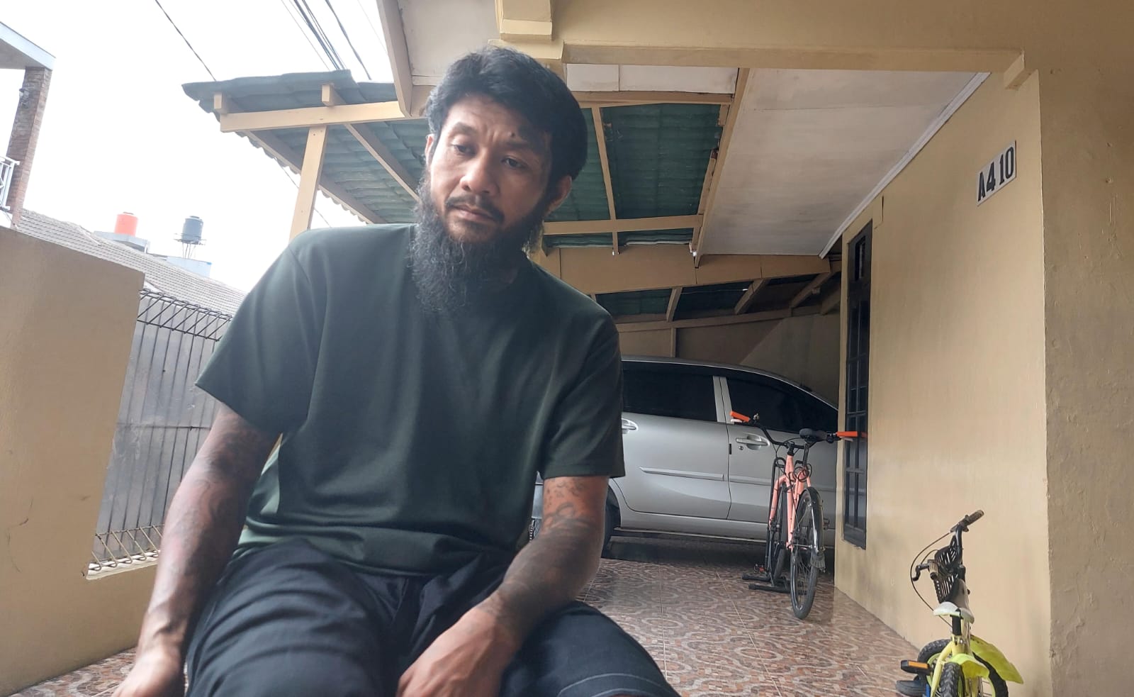 Ketua RT 01/RW 04 Ciater Permai, Sandi Widodo (40). (Rmn/tangselpos)