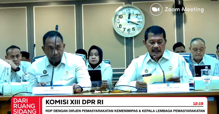 Direktur Jenderal Pemasyarakatan (Dirjen Pas) Mashudi (kiri) saat rapat dengan Komisi XIII DPR. Foto : Ist